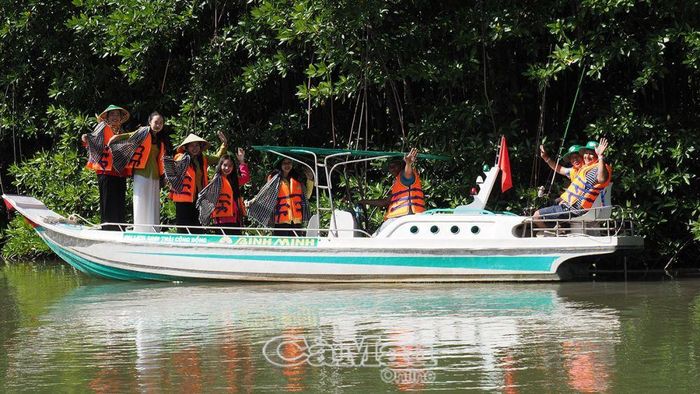  Trải nghiệm xuyên rừng đước tại Khu du lịch Bình Minh, xã Đất Mũi, huyện Ngọc Hiển.