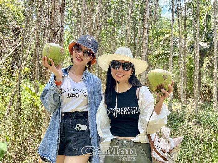 Chị Lê Thúy (trái), quê tỉnh Thanh Hóa, đang sinh sống và làm việc tại Phường 9, TP Cà Mau, cùng người bạn có chung sở thích khám phá vẻ đẹp thiên nhiên, đặc biệt là không gian trong lành, mát mẻ của rừng xanh.