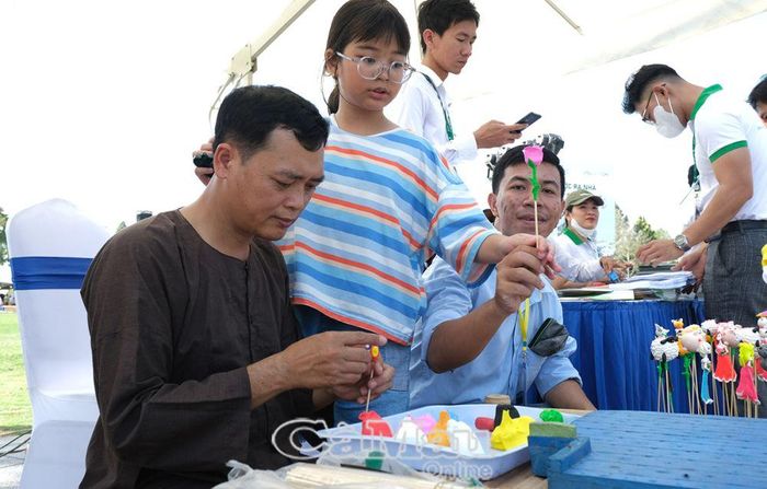 Ngày nay tò he có mặt khắp nơi, đặc biệt ở các dịp lễ hội, các nghệ nhân thường trình diễn nhằm quảng bá nét đẹp của món đồ chơi dân gian này. (Ảnh chụp tại Lễ hội Bánh dân gian Nam Bộ Cần Thơ năm 2024).