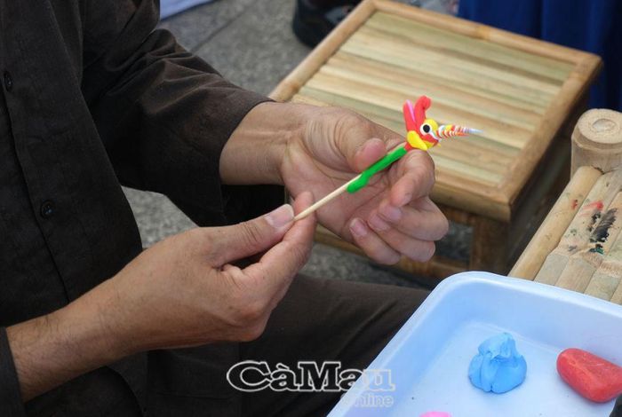 Chỉ với chiếc que tre và những thứ bột vô tri vô giác, qua bàn tay của nghệ nhân đã cho ra tác phẩm có giá trị nghệ thuật.