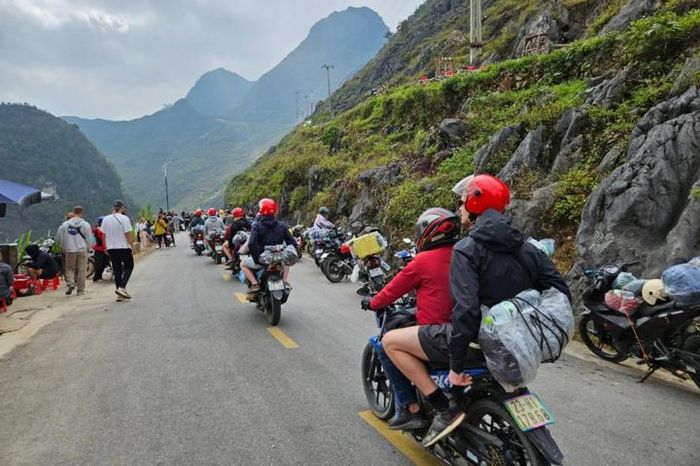 Rất nhiều bạn trẻ đam mê phượt khi muốn khám phá Hà Giang đều sẽ chọn xe máy.