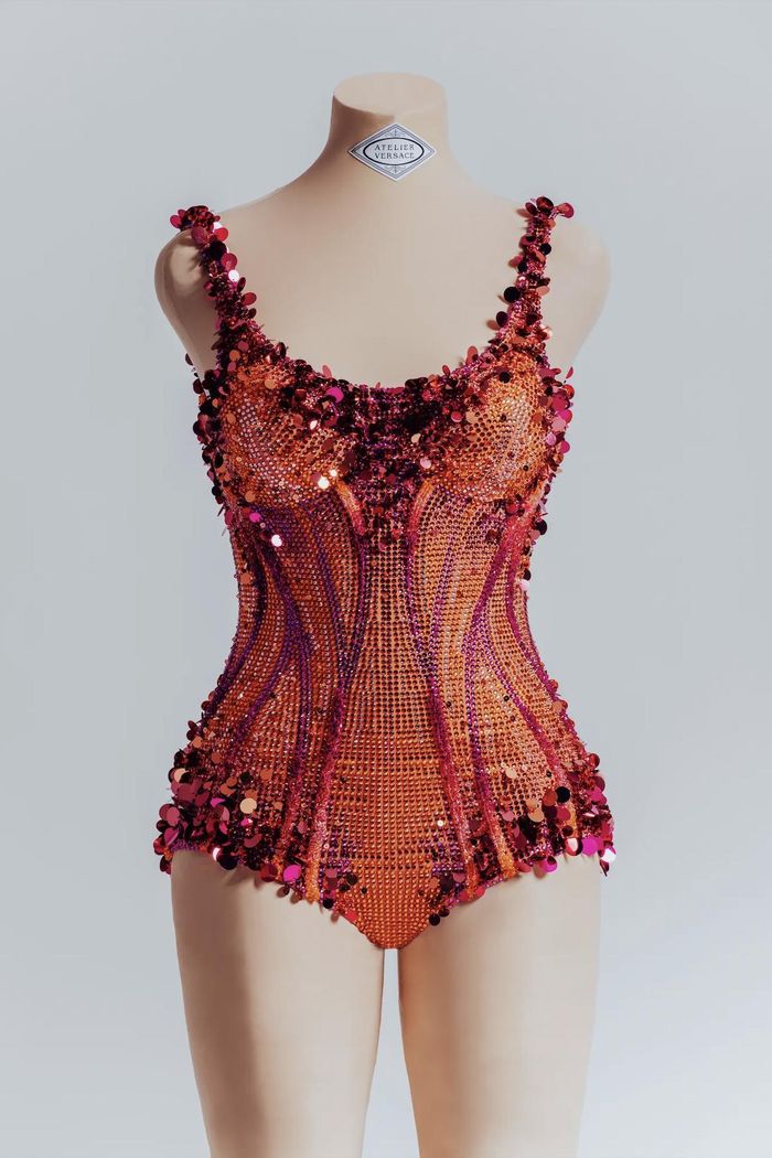  Bên cạnh bộ cánh mở màn lấp lánh của Versace, Taylor Swift còn mặc trang phục biểu diễn đến từ các nhà mốt Oscar de la Renta, Alberta Ferretti, Nicole Felicia Couture, Roberto Cavalli, Zuhair Murad, Etro, Elie Saab và Jessica Jones trong chặng Bắc Mỹ của The Eras Tour. Nhờ được Taylor Swift khoác lên người, váy áo lấp lánh, bắt sáng dễ dàng trở thành trào lưu thời trang mới. Ảnh: Versace. 
