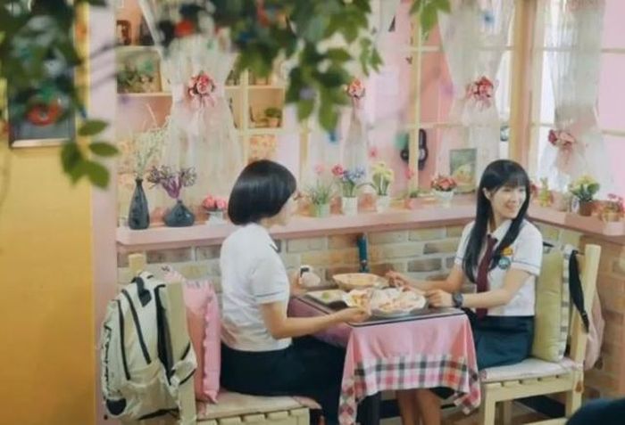 Sol (do Kim Hye Yoon thủ vai, phải) ăn đá bào với một người bạn tại chi nhánh Canmore nổi tiếng vào những năm 2000 vì phong cách trang trí rực rỡ / tvN