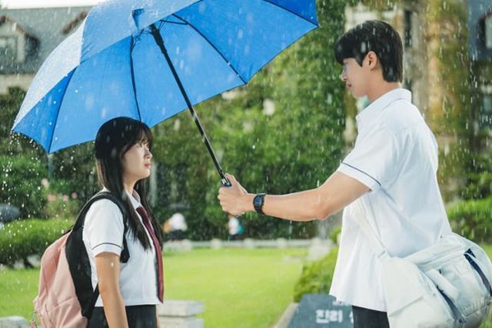 Trong "Lovely Runner" có một số cảnh Sol, trái và Sun-jae bất ngờ che ô cho nhau vào những ngày mưa
