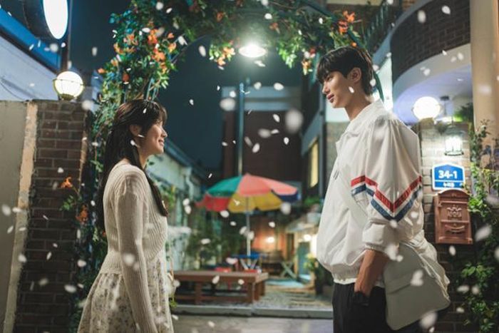 Một cảnh trong phim "Lovely Runner" /tvN