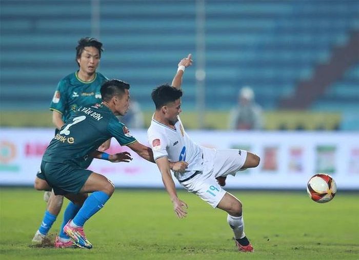 Tuấn Anh (xanh, hàng sau) ở trận thua Nam Định 0-3 tại Thiên Trường ở lượt đi nhưng ở lượt về sẽ trở lại Pleiku với vai trò cầu thủ của đội khách. Ảnh: VPF