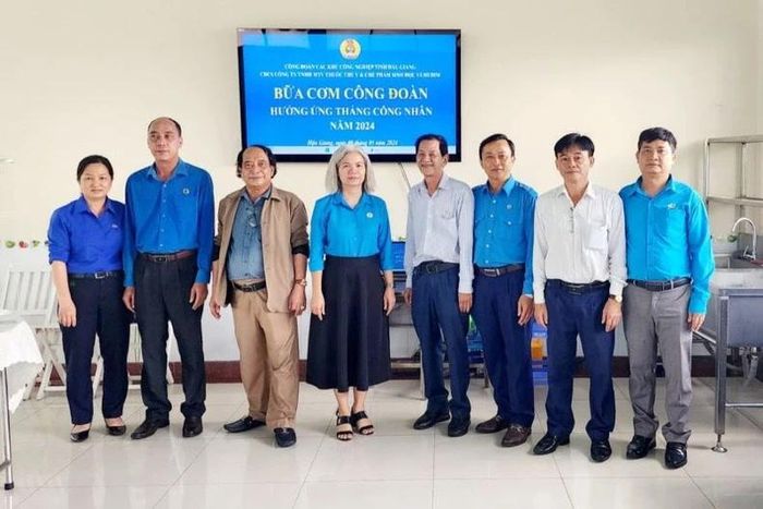 Chủ tịch Liên đoàn Lao động tỉnh Hậu Giang dự Bữa cơm Công đoàn tại Công ty TNHH MTV Thuốc thú y và Chế phẩm sinh học Vemedim.