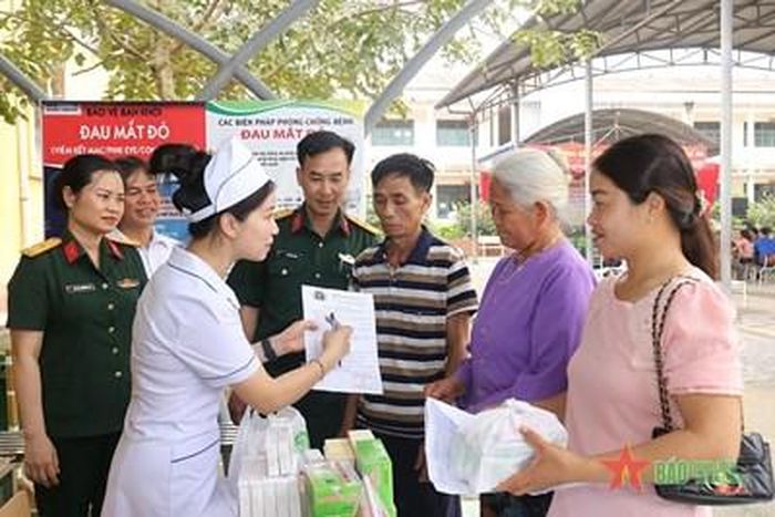 Các y, bác sĩ Bệnh viện Quân y 7 cấp thuốc miễn phí cho đối tượng chính sách.
