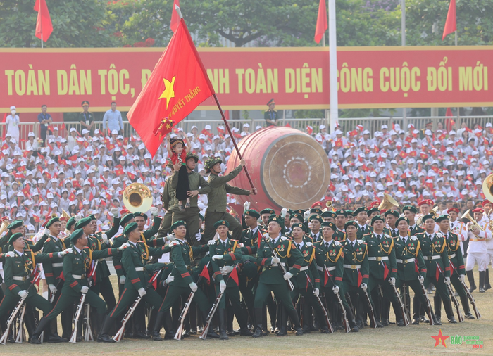 Màn xếp hình nghệ thuật mô phỏng Tượng đài Chiến thắng Điện Biên Phủ, mở màn Lễ kỷ niệm 70 năm Chiến thắng Điện Biên Phủ do Đoàn Nghi lễ Quân đội thực hiện. 