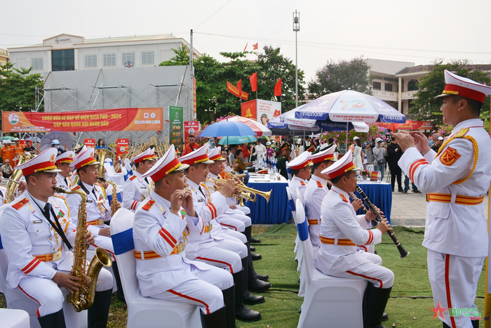 Cán bộ, nhạc công Đoàn Nghi lễ Quân đội biểu diễn phục vụ Cuộc đua xe đạp "Về Điện Biên Phủ-2024, Cúp Báo Quân đội nhân dân'. 