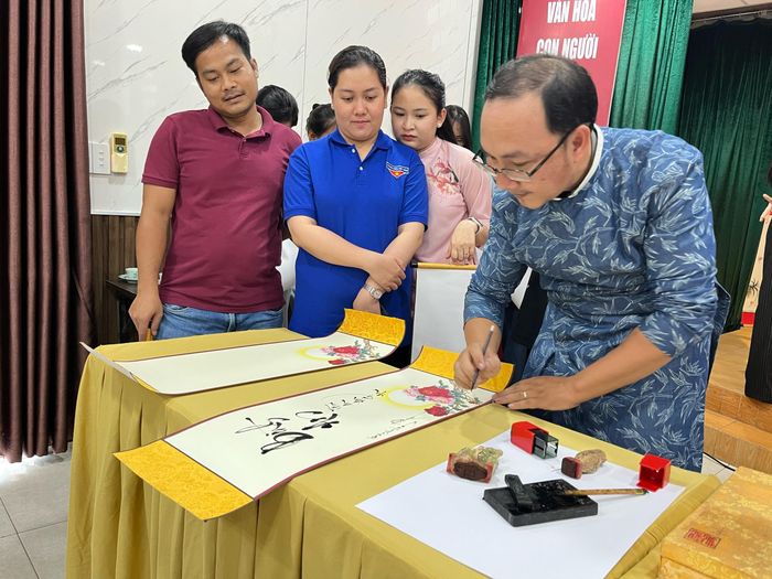  Khách tham quan chờ bức thư pháp hoàn chỉnh 