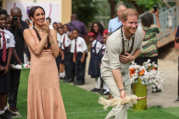 Cư dân mạng cũng nhận xét chiếc váy không phù hợp để thăm trường học. Ảnh: Getty Images.