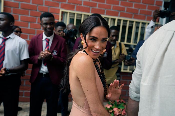 Meghan bị chê cười vì mặc váy mang tên Windsor. Ảnh: AP.