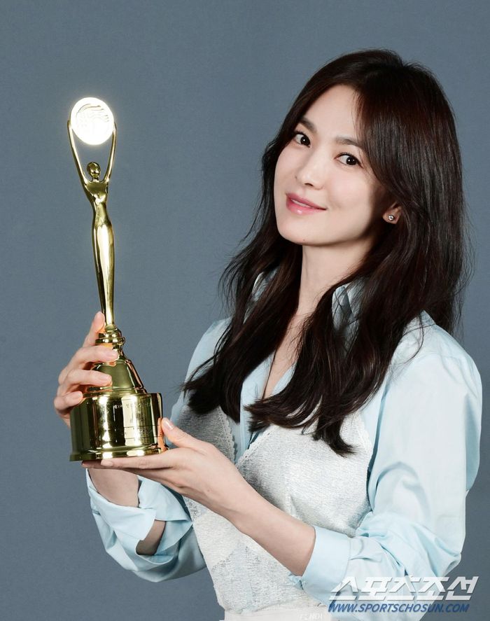 Song Hye Kyo (phải) thăng hạng nhan sắc, sự nghiệp trong khi Song Joong Ki tụt dốc danh tiếng. 