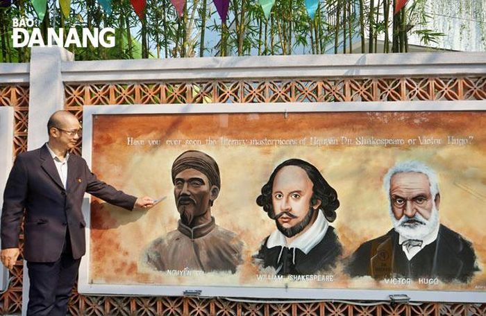 Nhà sưu tập Trần Hữu Tài bên bức bích họa vẽ chân dung các đại thi hào: Nguyễn Du, William Shakespeare, Victor Hugo . Ảnh: L.V