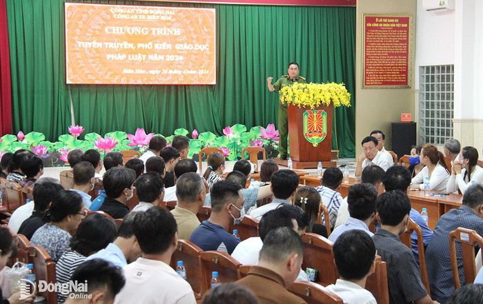 Công tác tuyên truyền pháp luật để nâng cao nhận thức cho người dân được triển khai thường xuyên. Trong ảnh: Công an thành phố Biên Hòa tuyên truyền pháp luật cho người dân. Ảnh: T.Danh