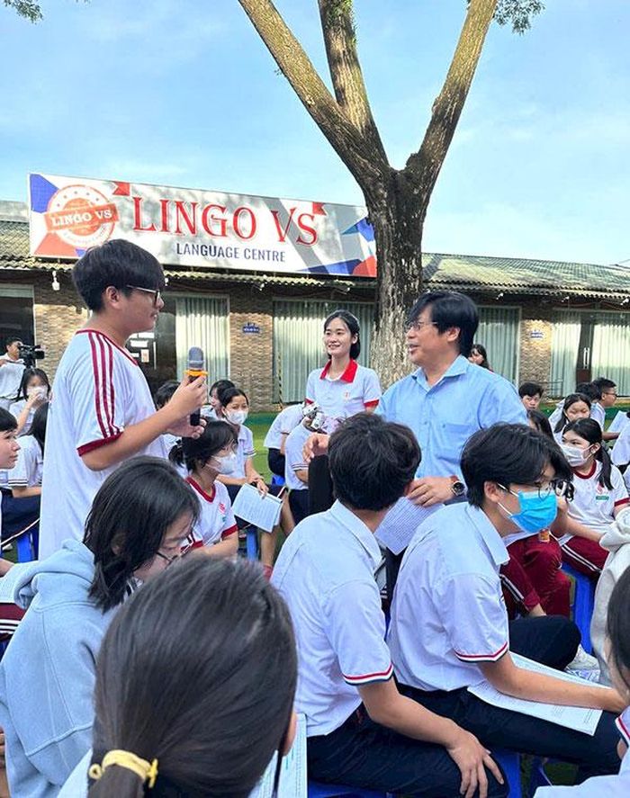 Công tác tuyên truyền pháp luật nhằm phòng ngừa vi phạm pháp luật cho học sinh cần được chú trọng. Trong ảnh: Luật sư Trần Cao Đại Kỳ Quân (Đoàn Luật sư tỉnh) tuyên truyền pháp luật cho học sinh Trường TH-THCS-THPT Trương Vĩnh Ký (thành phố Long Khánh).