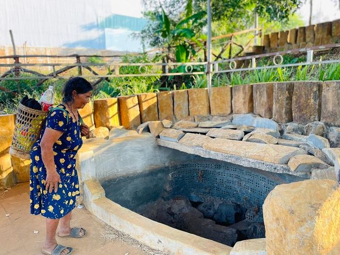 Bà Siu Nghê (80 tuổi, làng Ốp, phường Hoa Lư) phấn khởi khi giọt nước của làng được sửa sang khang trang, sạch đẹp. Ảnh: Trần Dung