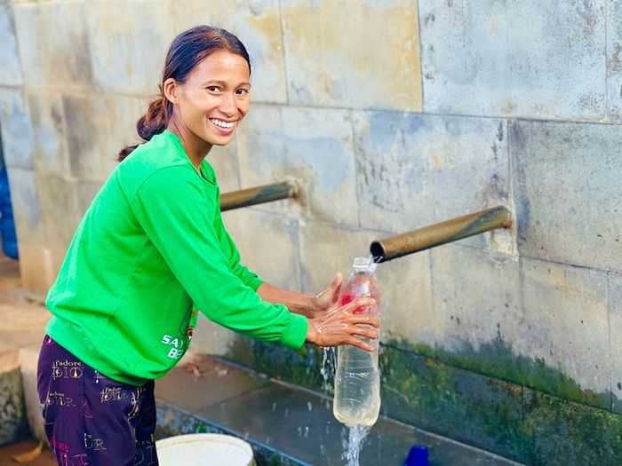 Dòng nước trong vắt từ mạch ngầm, khe núi chảy về phía đầu làng Ốp (phường Hoa Lư). Ảnh: Trần Dung