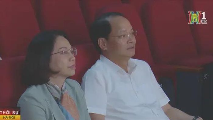 Trưởng ban Tuyên giáo Thành ủy Nguyễn Doãn Toản và Phó Chủ tịch UBND thành phố Vũ Thu Hà dự và chỉ đạo buổi tổng duyệt chương trình lễ kỷ niệm.