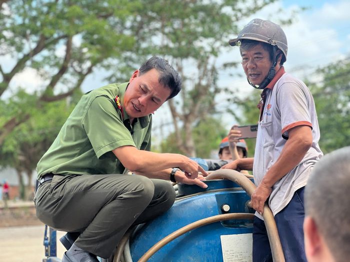 Trung tá Phan Minh Lý tiếp nước vào bồn