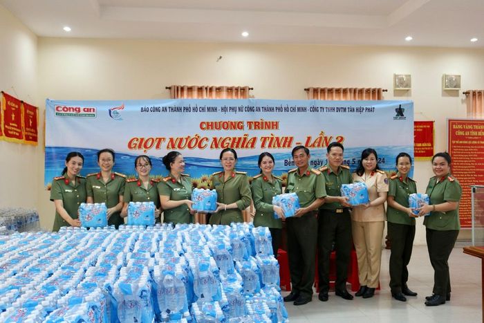 Tặng nước ngọt cho người dân vùng hạn mặn