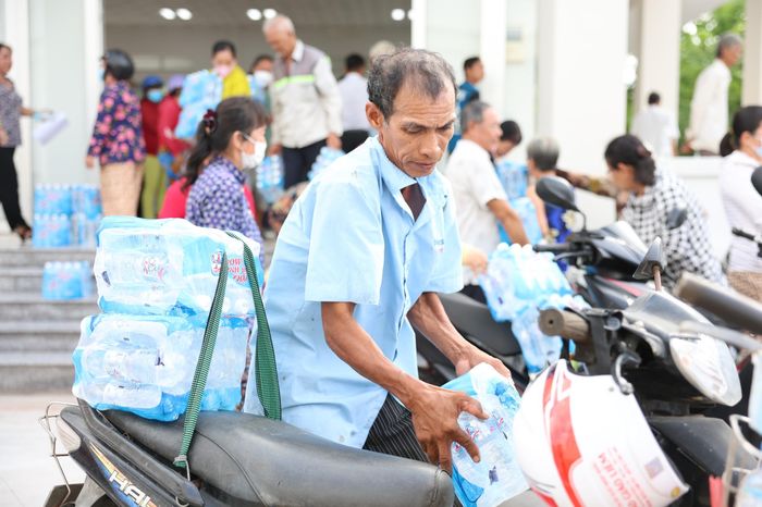 Người dân hồ hởi mang nước ngọt về sử dụng
