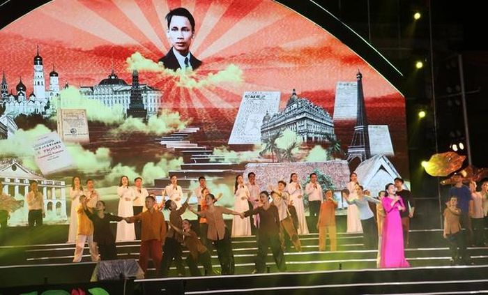 Ngay sau lễ khai mạc là Chương trình nghệ thuật "Quê hương mùa sen nở" với 3 chương: Bông Sen nở giữa trời đêm, Vầng dương trời Việt và Quê hương hát mãi về Người.
