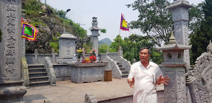 Ông Bùi Văn Thái bên đền thờ Áp Lãng Chân Nhân La Viện. Ảnh: Nguyễn Chung.