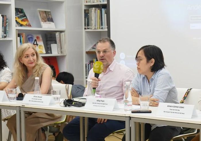 Ông Oliver Brandt, Chủ tịch EUNIC Việt Nam, Viện trưởng Viện Goethe Hà Nội (giữa) tại họp báo giới thiệu chương trình “Những ngày văn học châu Âu” 2024