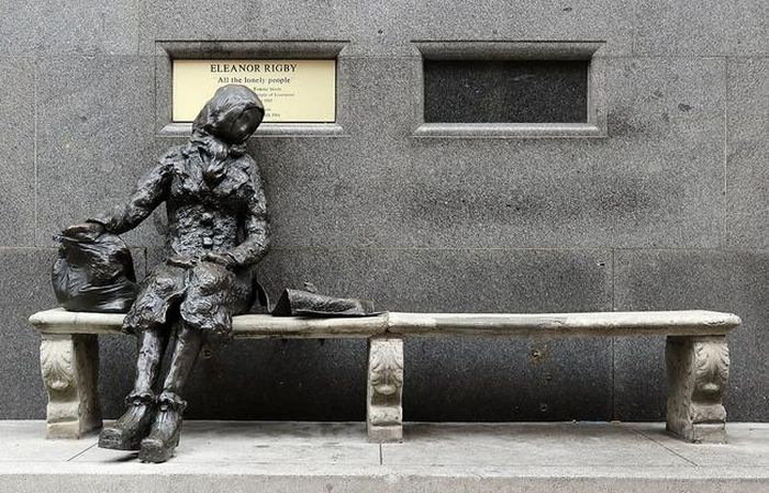 Tượng “Eleanor Rigby” trên phố Stanley ở Liverpool như món quà tri ân của nhà điêu khắc Tommy Steele với The Beatles. Tấm biển trên bức tượng gửi tới “Tất cả những người cô đơn”
