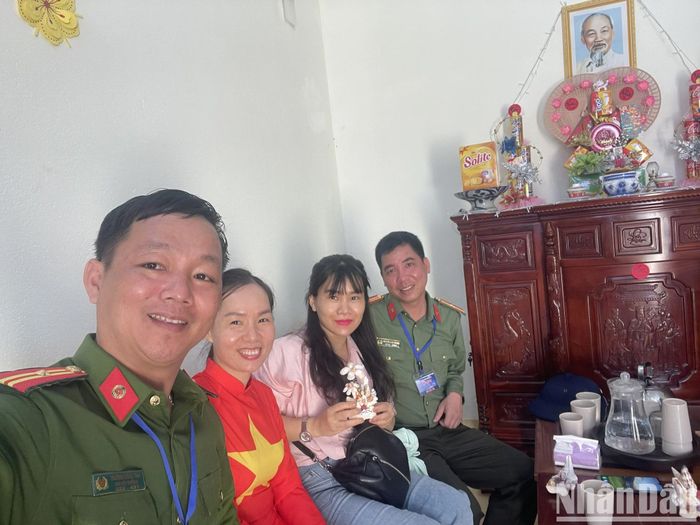 Chị Vi Thu Trang nồng nhiệt đón khách và dành tặng khách quý các món quà do chính tay chị và con gái kết tặng.