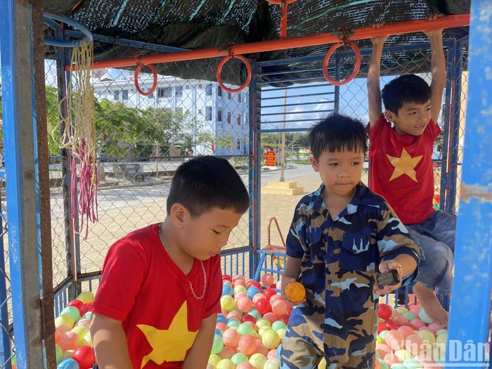 Những đứa trẻ lớn khôn tại đây luôn có tình yêu mãnh liệt với biển đảo.