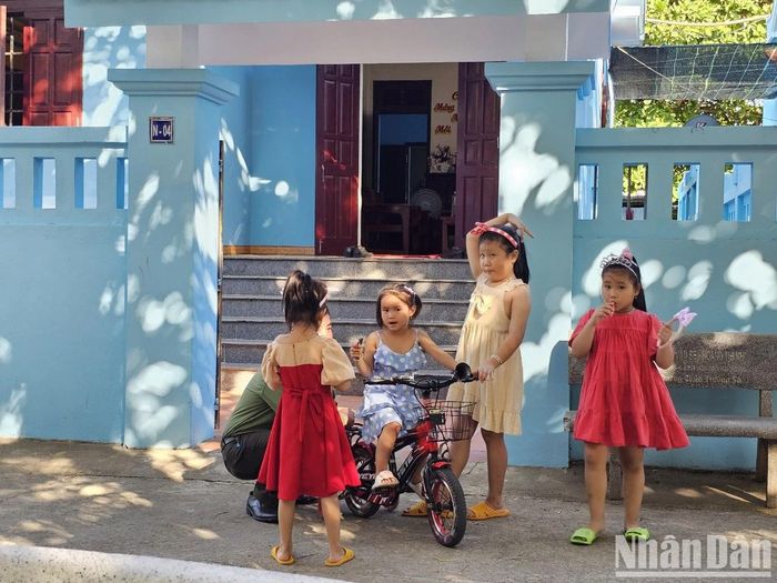 Những em bé trên đảo Trường Sa. 