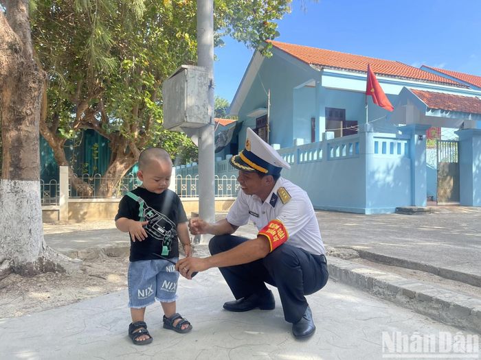 Con trai chị Lê Thị Hoài Trâm mới 2 tuổi nhưng nói rất sõi và cậu bé luôn mang đến sự vui vẻ cho các chiến sĩ nơi đây, vơi đi nỗi nhớ nhà. 