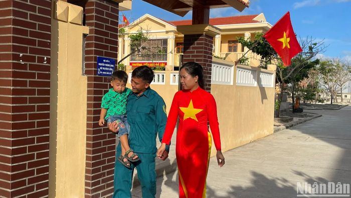 Chị Hồ Thị Bích Liên 32 tuổi, chồng Nguyễn Thành Long 33 tuổi tại đảo Đá Tây A. 