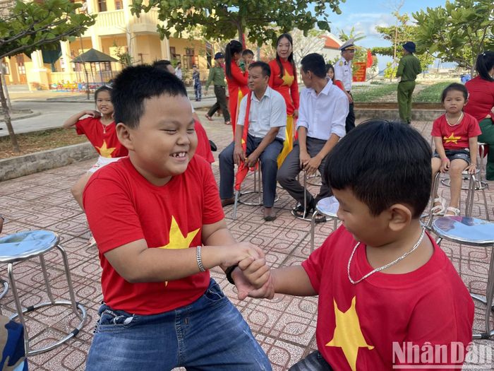 Những cô, cậu bé hiếu khách trên đảo Đá Tây A. 