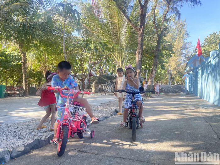 Tuổi thơ bình yên bên cầu cảng thị trấn Trường Sa. 