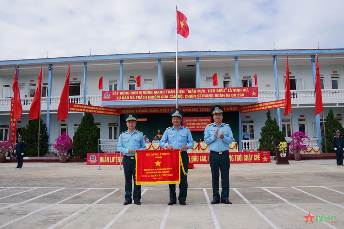  Trung đoàn 290 nhận Cờ đơn vị huấn luyện giỏi do Bộ Quốc phòng tặng trong Lễ ra quân huấn luyện năm 2024. 
