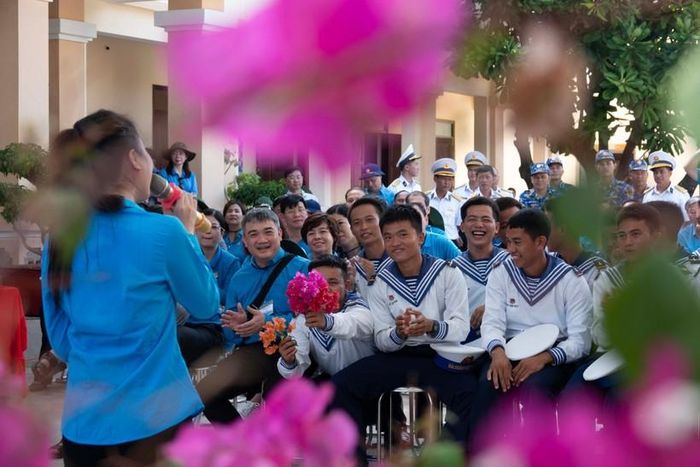 Có khi, ngắt chùm hoa giấy tím hồng của đảo để gửi tặng tiếng hát quê hương. (Ảnh: Cao Thị Thanh Hà)