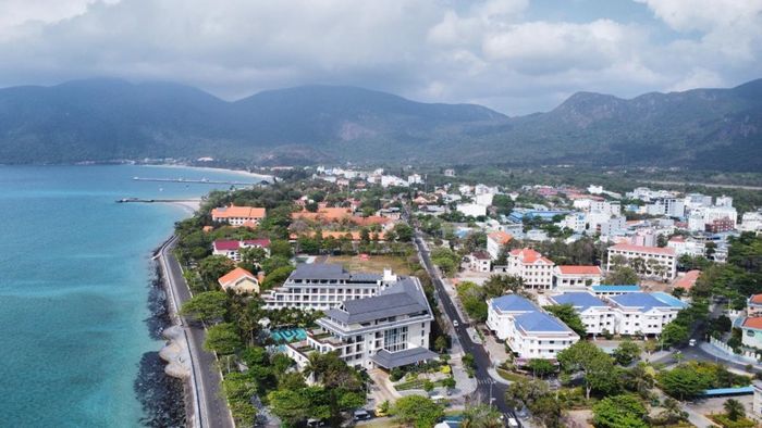 Thị trấn Côn Đảo, huyện Côn Đảo đang phát triển mạnh mẽ. Ảnh: Hải Luận