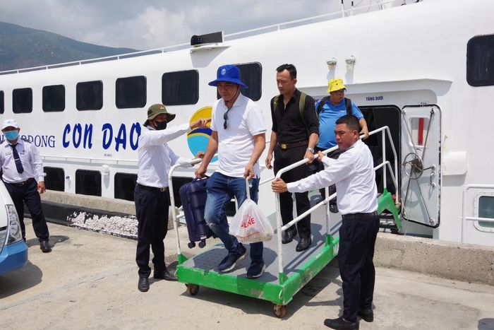Du khách đi tàu biển từ cảng Trần Đề (Sóc Trăng) cập cảng Côn Đảo. Ảnh: Hải Luận