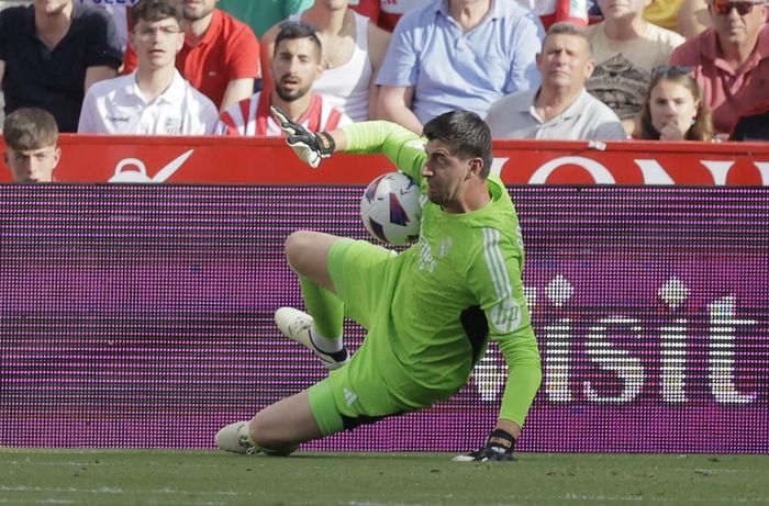 Thủ thành Thibaut Courtois giữ sạch lưới trước chủ nhà Granada