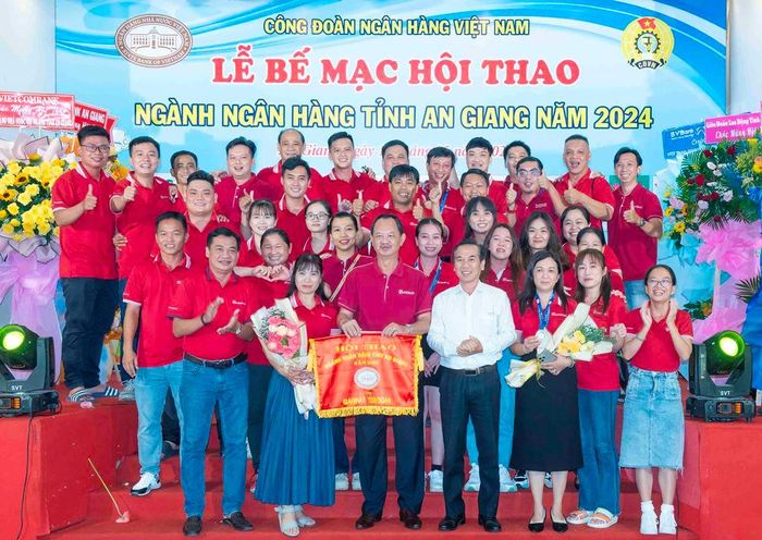 Trao giải nhất toàn đoàn cho Ngân hàng Nông nghiệp và Phát triển Nông thôn Việt Nam chi nhánh An Giang