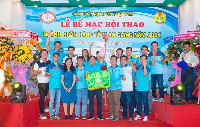 Trao giải ba toàn đoàn cho Ngân hàng TMCP Công Thương Việt Nam chi nhánh An Giang