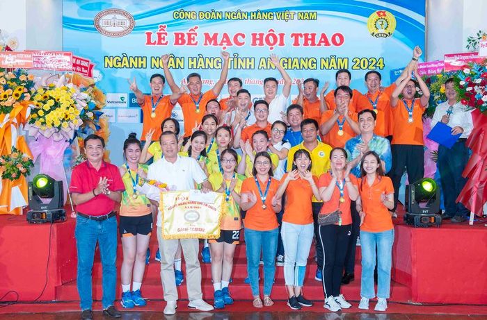Trao giải nhì toàn đoàn cho Ngân hàng TMCP Sài Gòn Thương Tín chi nhánh An Giang
