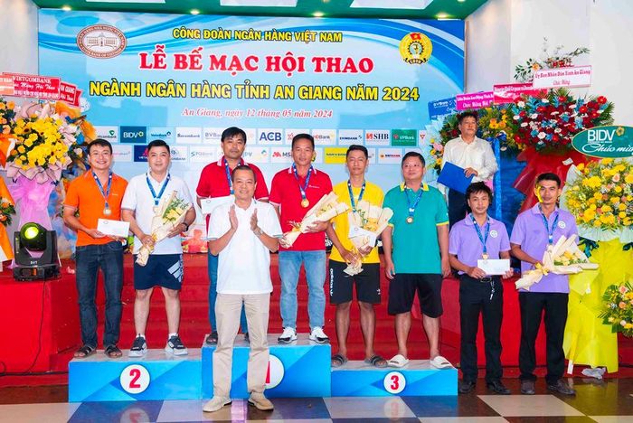 Trao giải đơn, đôi của các nội dung thi đấu