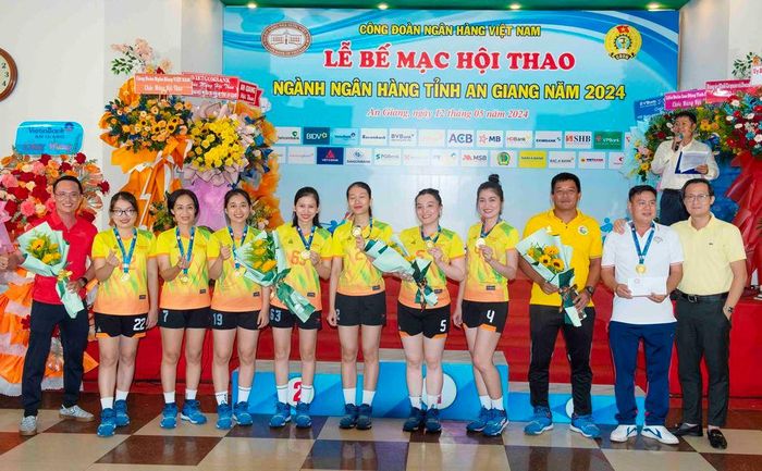 Trao giải nội dung tập thể nữ