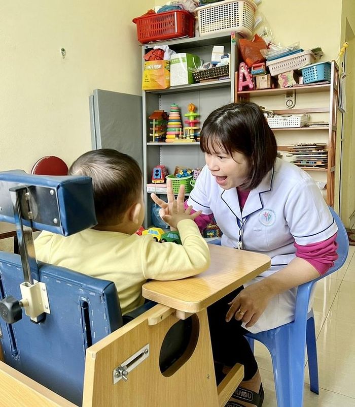  Kỹ thuật viên Khoa Nội Nhi Lê Thị Hiền, Bệnh viện Phục hồi chức năng tỉnh là "người mẹ thứ 2" của rất nhiều trẻ tự kỷ, bại não. Chị dành tình yêu thương cho những bệnh nhi, tập luyện, điều trị phục hồi cho các em thông qua hoạt động trị liệu kết hợp liệu pháp tâm lý. 