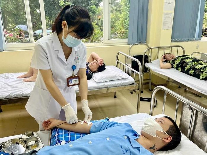  Chị Bùi Thị Thu Hương, kỹ thuật viên Khoa Trị Liệu, Bệnh viện Phục hồi chức năng tỉnh chia sẻ: Gắn bó với nghề, tôi coi người bệnh như chính người thân của mình để tận tình săn sóc. 